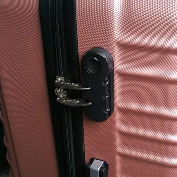 3 Piece Luggage Hardside, Spinner W/ code Lock. - Picture 7 of 7
